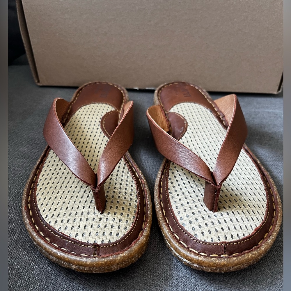 NIB Born women’s Bora brown leather sandals flip flops size 9